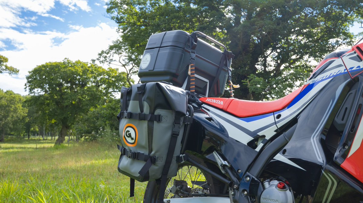 taka_crf250's tweet image. おはようございます🌞
自分の短い夏休み明け後
仕事漬けの毎日が続いております

さて、ワタシのパニアバッグについて
ソフトタイプを選びましたが、ひと言
使用感

良い）軽い！！
悪い）取付けにひと手間

なお、雨☔️は全く気になりません

#Giantloop 
#crf250rally
#ソロキャンプツーリング