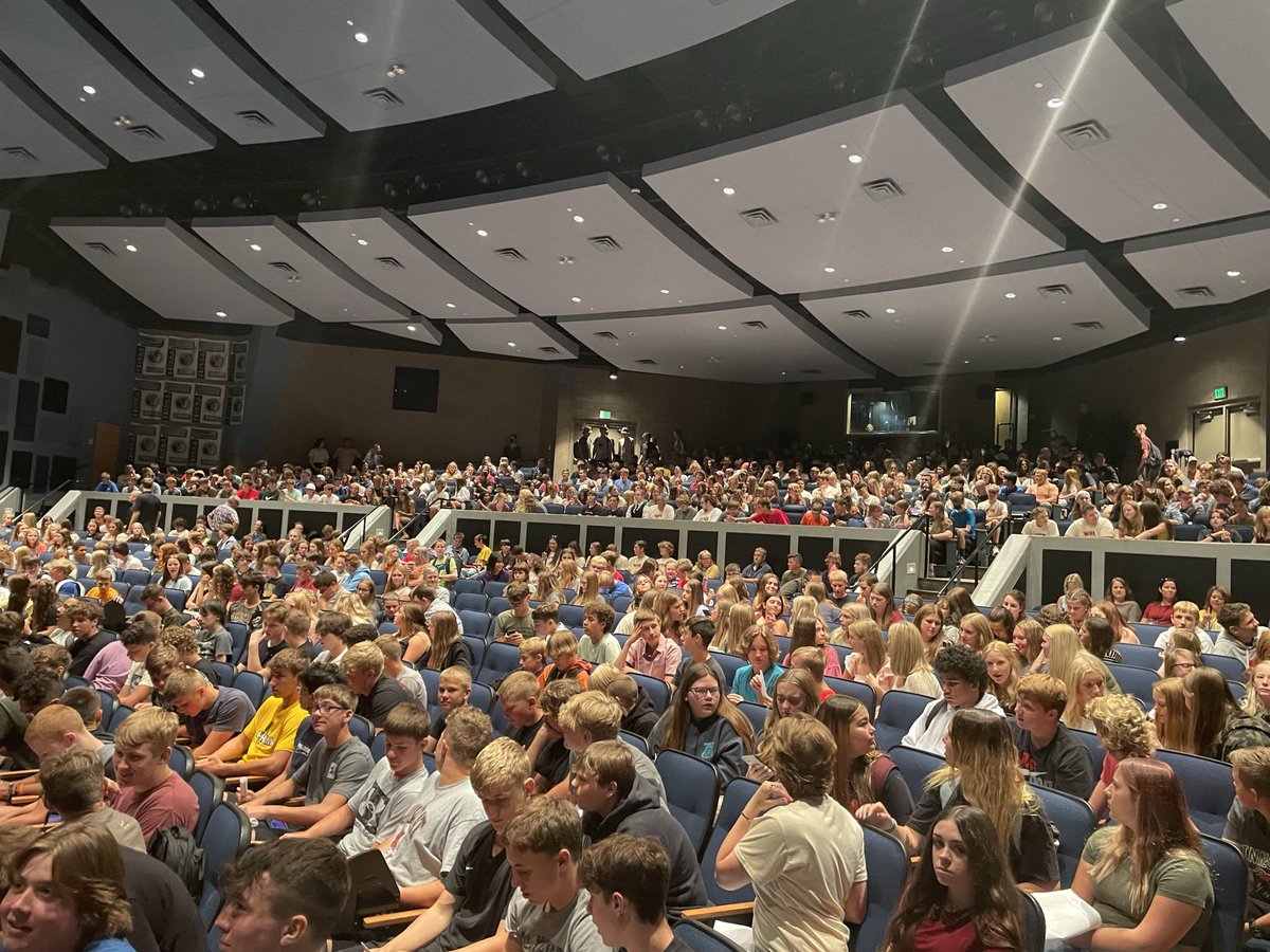 brwebs10's tweet photo. Great first day @GoHawkNation HS. Loved the energy to start the year and a big welcome to class of 2026!#thegohawkway https://t.co/8cAuhPM9AE