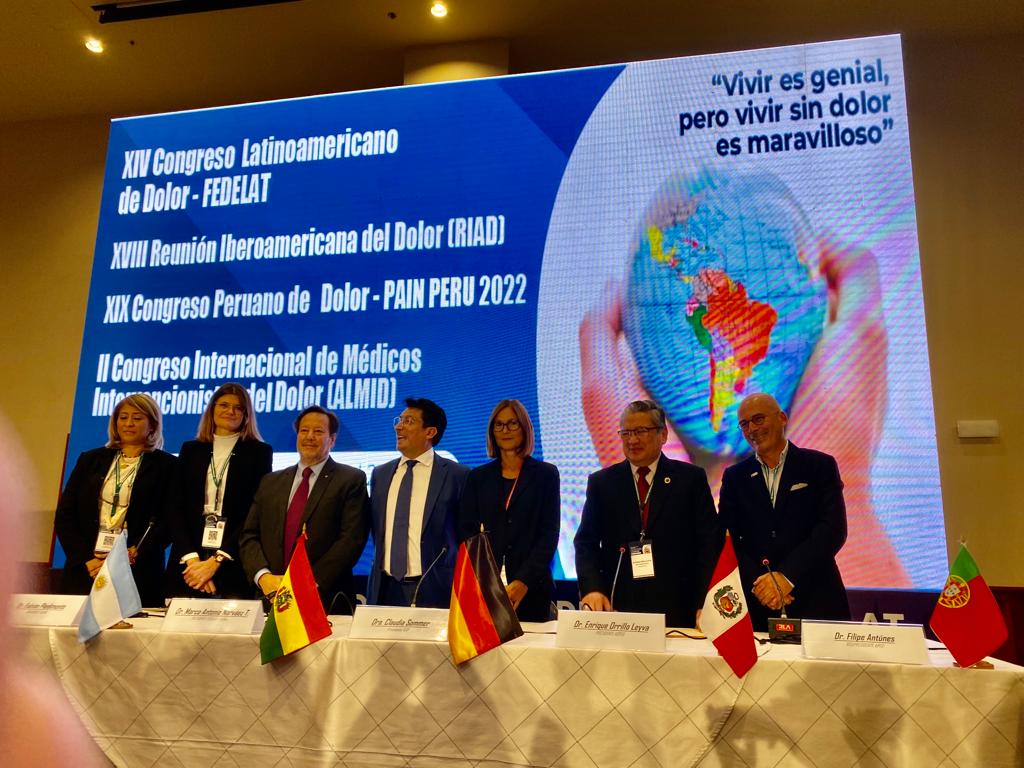 Sedolor's tweet photo. La @DraMadariaga Presidenta de la @Sedolor, en la Mesa Presidencial para el Acto de Posesión y Juramentación del Comité Ejecutivo de FEDELAT (Junta directiva 2022 – 2025) en #FEDELAT2022 (Lima). La Dra. @cl_sommer de @IASPpain y el Dr. Enrique Orrillo de #ASPED apadrinan la JD. https://t.co/gXIEEcuqsx