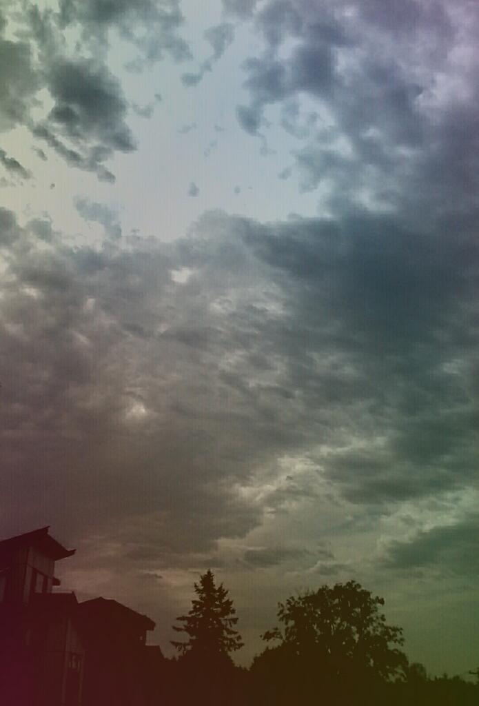 Yvette10090's tweet photo. @ThePhotoHour Crepuscular  #StormHour  #ThePhotoHour https://t.co/ZjhtoyixYG