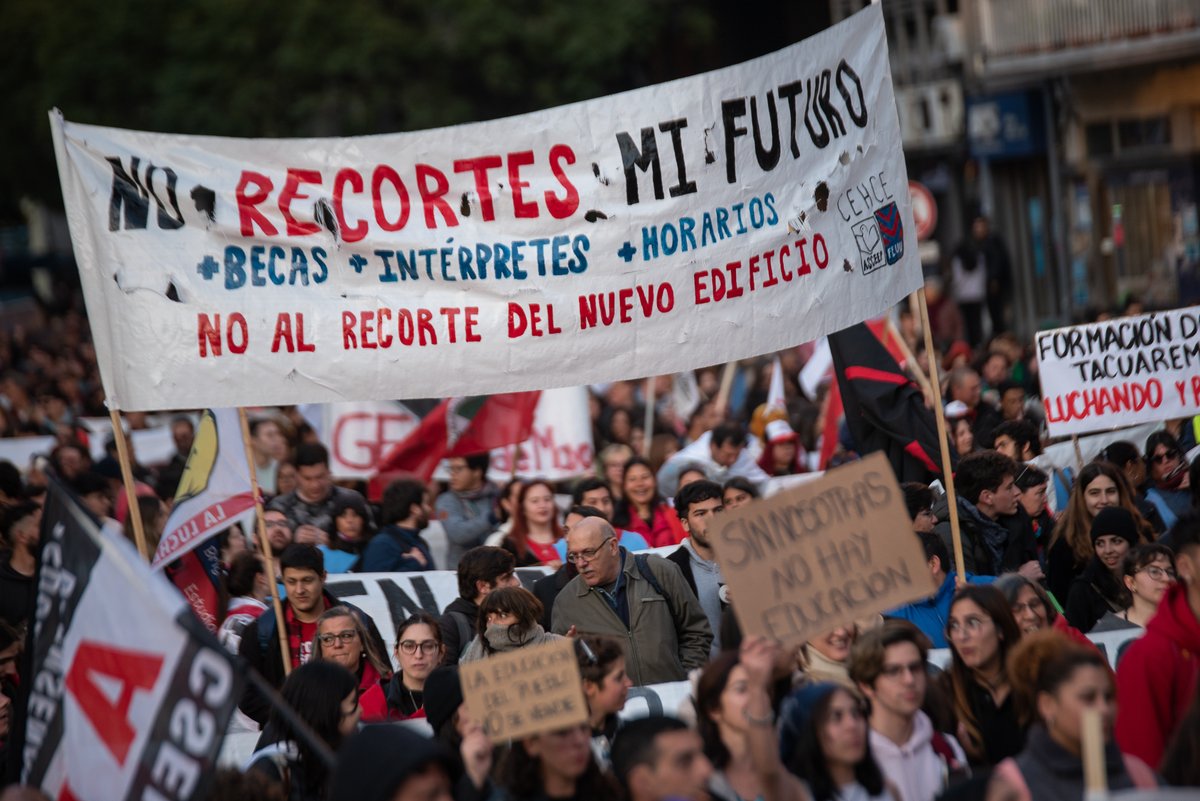 PITCNT1's tweet photo. 📣 INMENSA MOVILIZACIÓN
🇺🇾 POR LA EDUCACIÓN DEL PUEBLO

Desde las 17:00hs en la explanada de UDELAR miles se movilizaron por una Universidad de educación publica y en defensa de la educación del pueblo. https://t.co/xDdBAX9NU7