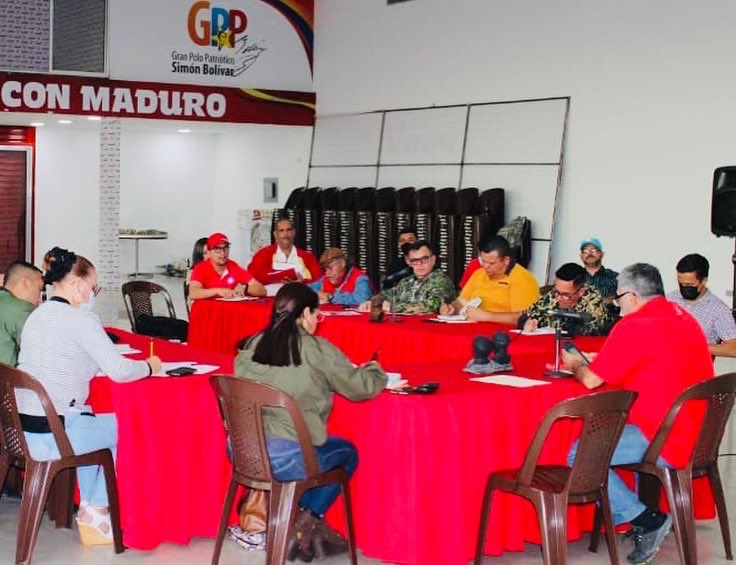 ramolinap's tweet photo. Para evaluar resultados del proceso de elección de los equipos políticos de jefes y jefas de calle efectuado el pasado sábado en #Aragua, este martes el equipo estadal del @PartidoPSUV nos reunimos con la Gobernadora @Soykarinacarpio y los alcaldes (as) 🚩 https://t.co/2QJ9byHgXJ