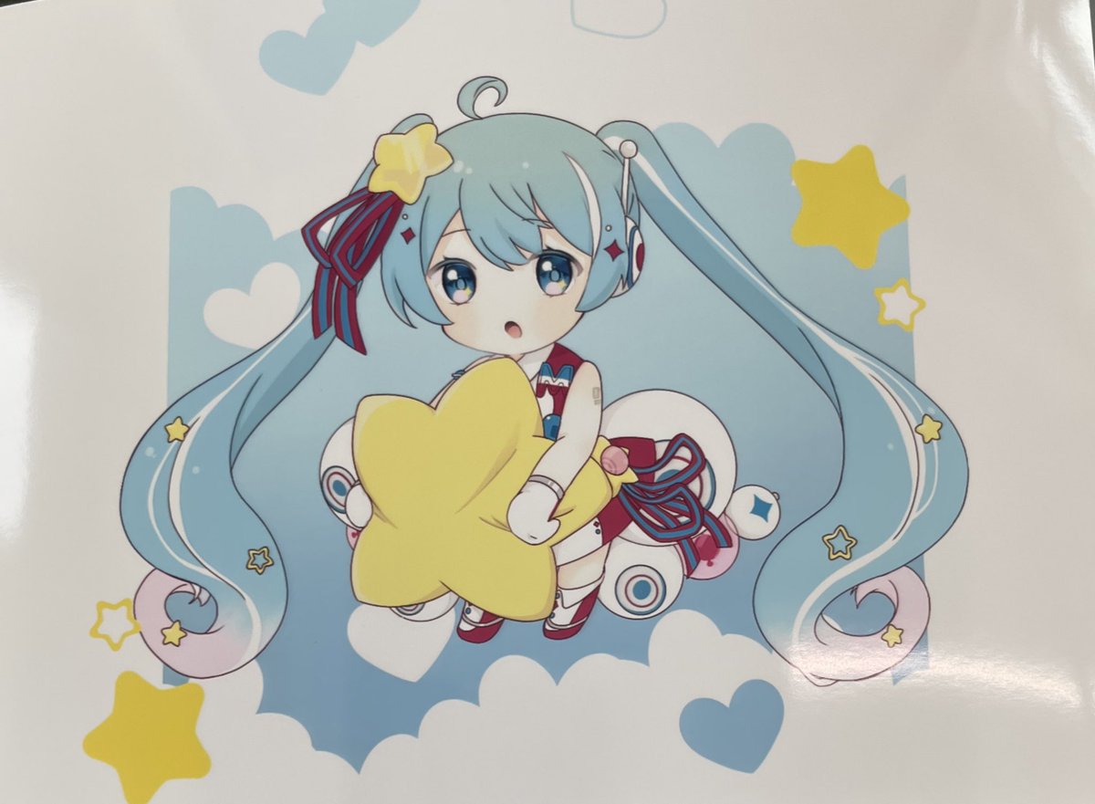 初音ミク 「娘が可愛いの作ってくれたので、早速印刷してきました(左ローソンシール、右ファミマ」|ひろぴぃのイラスト