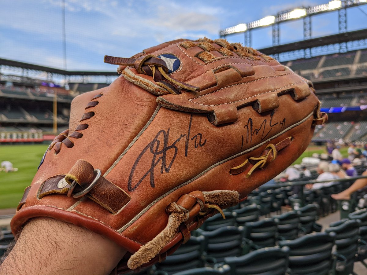 axman_27's tweet photo. At the show. Got my glove signed by Jon Gray. ⚾ https://t.co/rDtaML9L0E