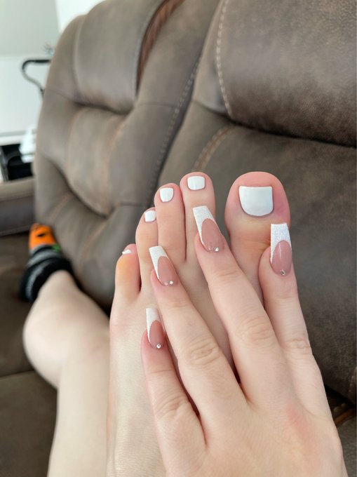 ok but look how cute my nails and toes came out ? (yes those are halloween socks ?) https://t.co/n5y