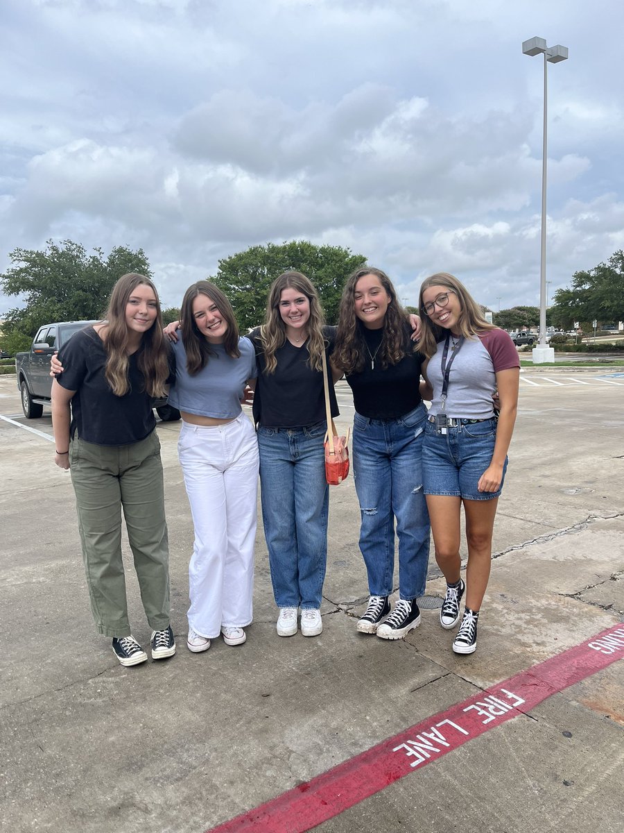 Ash12593731's tweet photo. I had a great last first day at CHS! Canyon High School and all the people in it rock!! @CHSAcademicUIL @DavissonDustin @cisdnews @CanyonStuCo #comalfirstday #lastfirstday #seniorszn https://t.co/lNJVmeI0o8