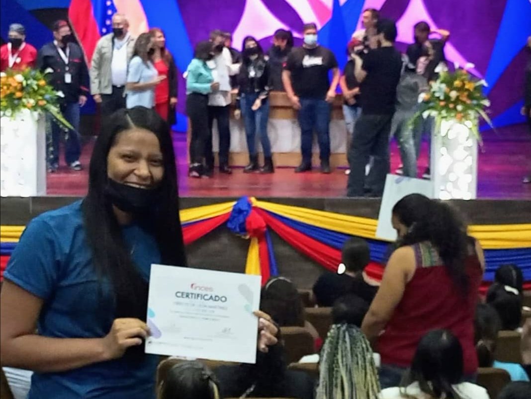 SomosOtroBeta's tweet photo. ¡Estamos celebrando! Hoy entregamos los certificados @Incesocialista a los 469 estudiantes graduados en #LaCota905 y #LaVega en el primer semestre de este año en Distrito Capital. Seguimos con nuestro
#ProgramaNacionalDeFormacion #OtroBeta https://t.co/Lgtr21thMR