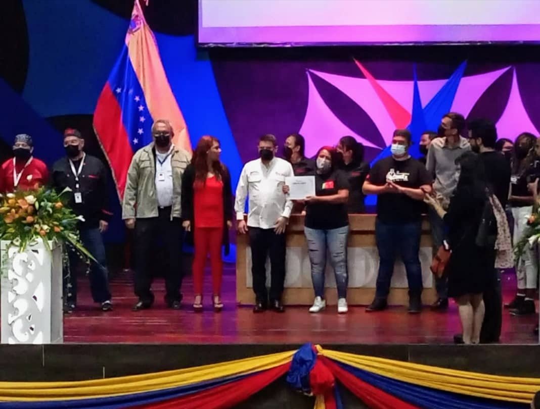 SomosOtroBeta's tweet photo. ¡Estamos celebrando! Hoy entregamos los certificados @Incesocialista a los 469 estudiantes graduados en #LaCota905 y #LaVega en el primer semestre de este año en Distrito Capital. Seguimos con nuestro
#ProgramaNacionalDeFormacion #OtroBeta https://t.co/Lgtr21thMR