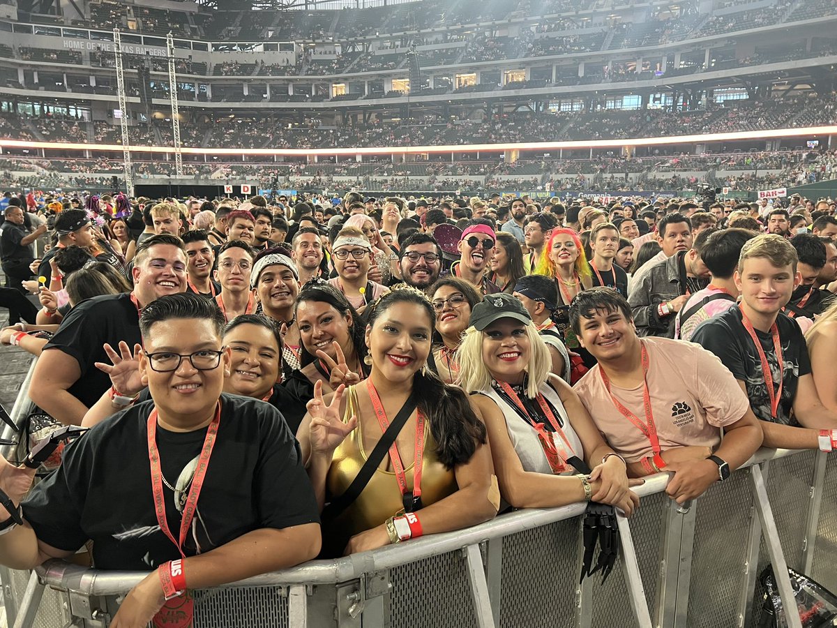 vero2011's tweet photo. @ladygaga DALLAS IS SO EXCITED! #ChromaticaBallDallas #ChromaticaBallarlington https://t.co/maqQvGhh6w