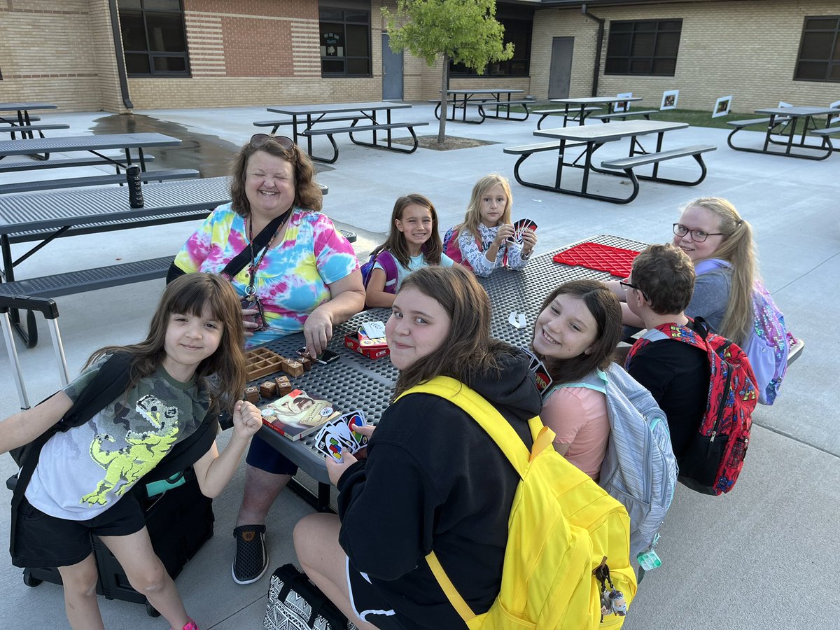 PrincipalPaul's tweet image. Uno to start the morning? Man. Can’t beat that! #UVlearn #Bexceptional