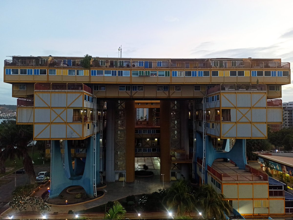 <a href="/Abejaarr/">Raúl A. Casanova-Ostos</a> <a href="/UNEToficial/">UNET</a> <a href="/RectoradoUNET/">Rectorado UNET</a> <a href="/UnetArq/">Arquitectura UNET</a> Árbol para vivir, #Lechería #EstadoAnzoategui obra de Fruto Vivas. Año 1993.