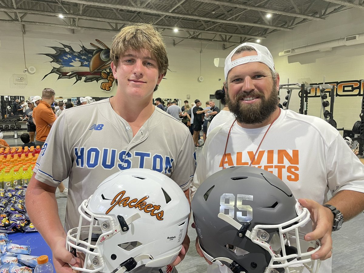 zanetherock99's tweet photo. Football season starts Thursday! #85
#DecalsWithDad #WeWillWin #JPND #DATE @alvin_jacketfb https://t.co/IPYXnMZhev
