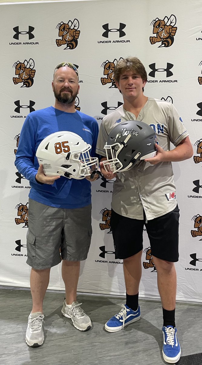 zanetherock99's tweet photo. Football season starts Thursday! #85
#DecalsWithDad #WeWillWin #JPND #DATE @alvin_jacketfb https://t.co/IPYXnMZhev