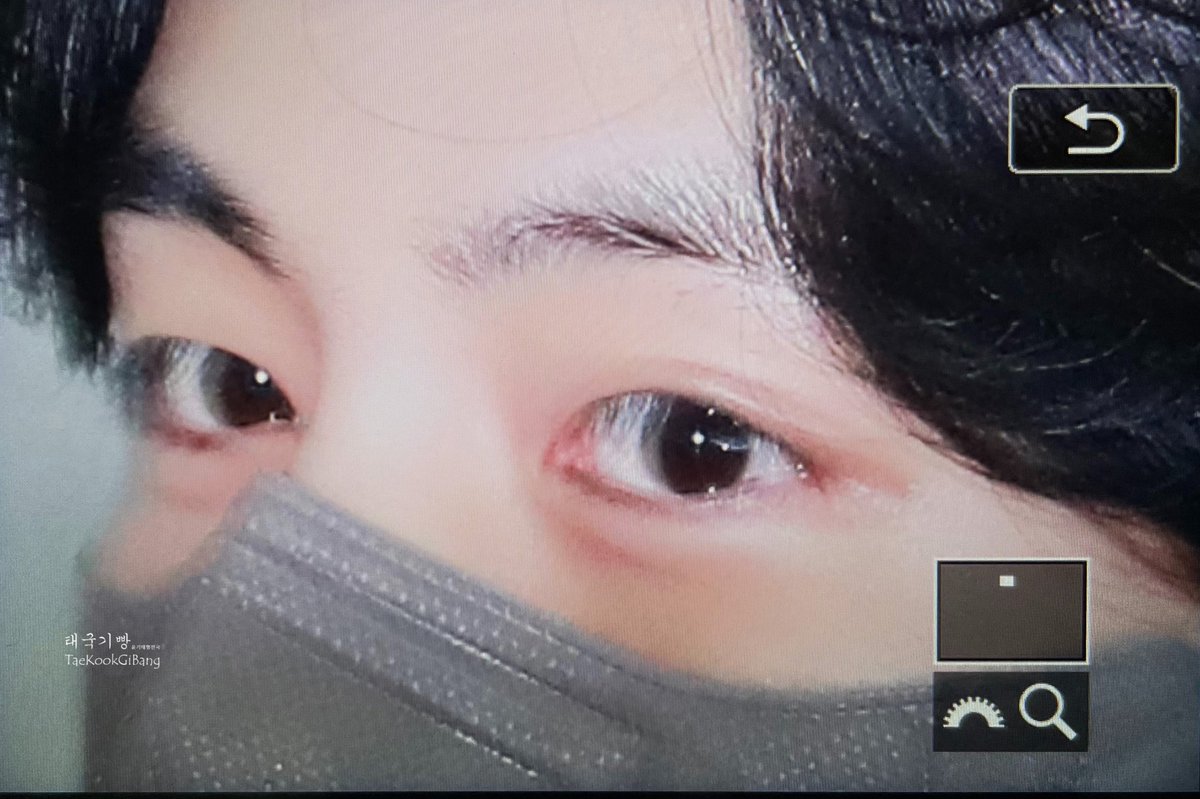 TaeKookGiBang's tweet photo. 220824 ICN🛫출국
    👀

#V #뷔 #태형 #TAEHYUNG #BTSV  #KimTaehyung #김태형 #テテ 
#방탄소년단뷔 
#BTS               #방탄소년단             
@BTS_twt https://t.co/se1d0evU73