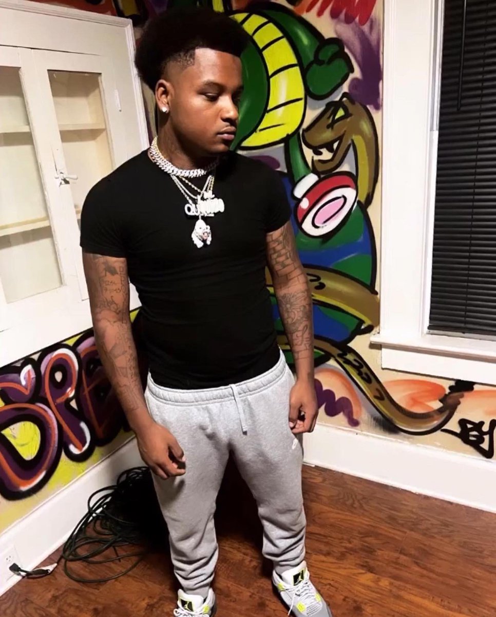 darealquezo's tweet photo. Came Home Young &amp; LIT🦍💰🖤 https://t.co/XOyHRkZ3Zx