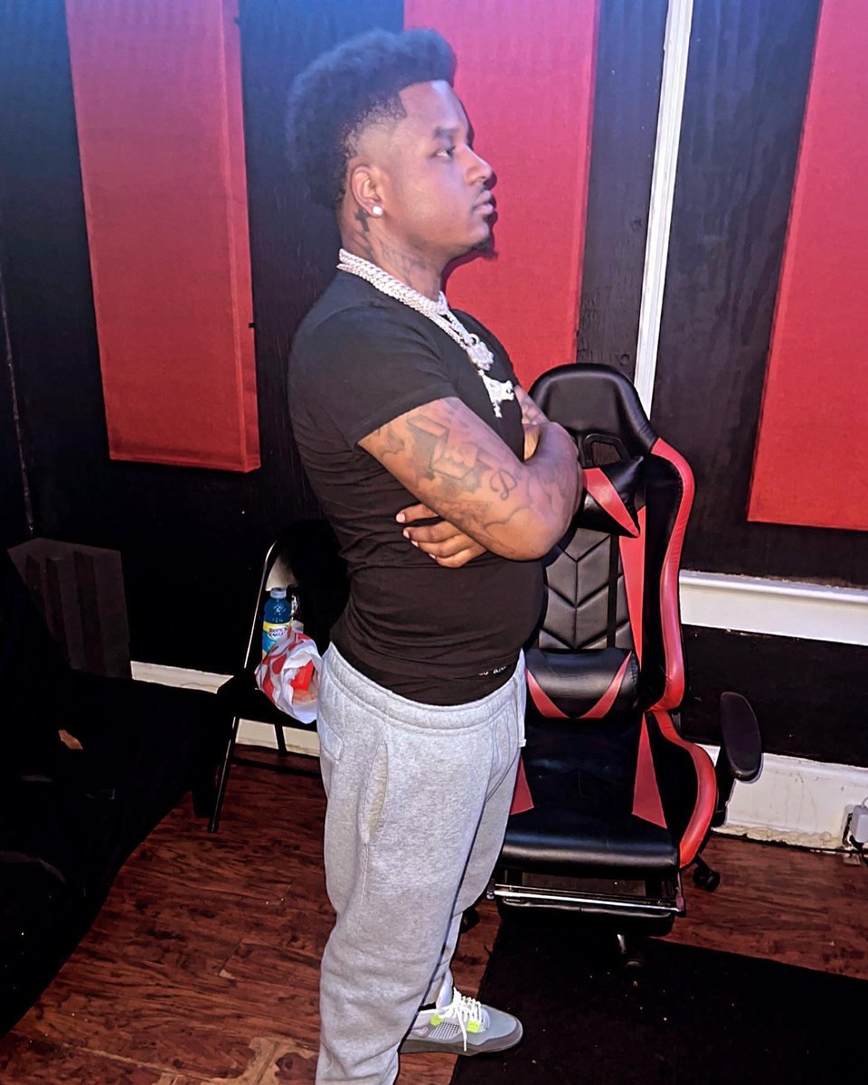 darealquezo's tweet photo. Came Home Young &amp; LIT🦍💰🖤 https://t.co/XOyHRkZ3Zx