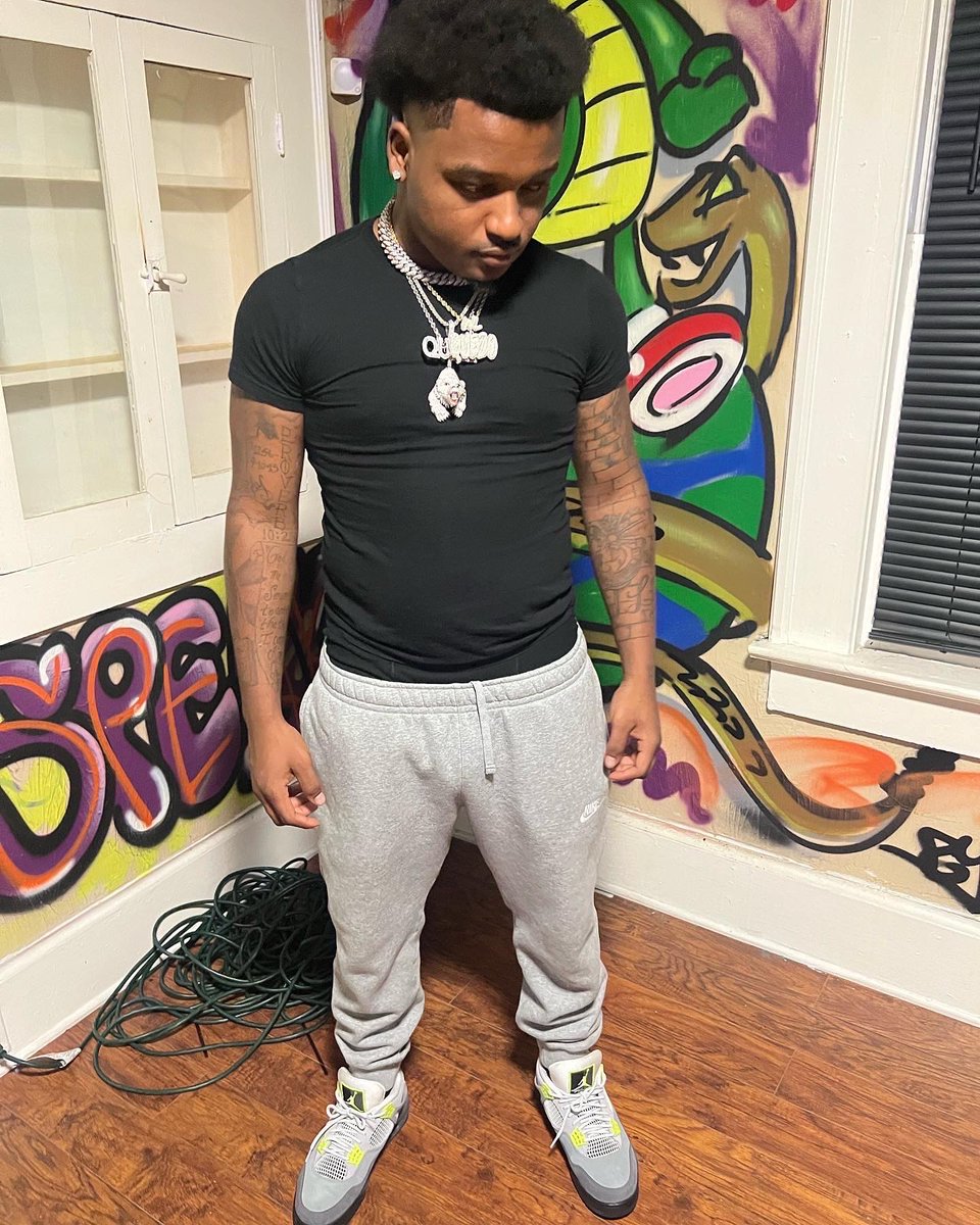 darealquezo's tweet photo. Came Home Young &amp; LIT🦍💰🖤 https://t.co/XOyHRkZ3Zx