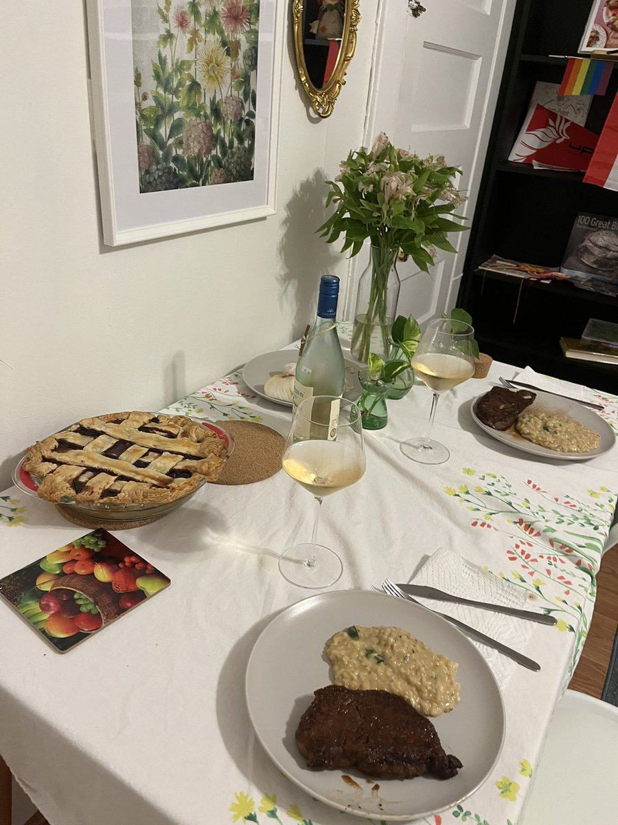 ac__bm's tweet photo. Ya son tres años de estar con el amor de mi vida. Que mejor manera de celebrar que cocinar juntitos? <3
Te adoro, to the moon and back, and I can’t wait for forever with you. ❤️
P.S. no critiquen mi lattice work, me di cuenta que estaba mal after the fact. ✨ https://t.co/ATaXyVZuR8