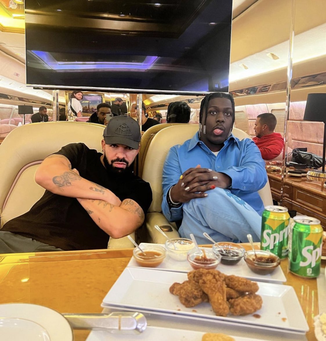 alchimistfr's tweet photo. Lil Yachty et Drake dans le "Air Drake". https://t.co/IDhGV7f7MZ