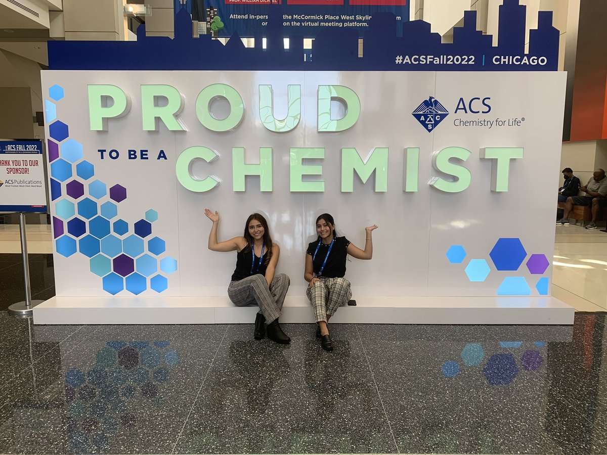 BadieiYosra's tweet photo. My peacock kids @saintpetersuniv presenting at the ACS Fall 2022 meeting in Chicago! So proud of them 🧪👩🔬. #strutup #ACSFall2022 #diversity #StemEducation #DOEd #SustainableEnergy #undergraduates #Chemistry https://t.co/bjtOAUpRj1