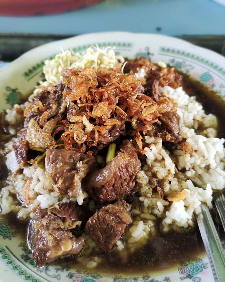 Simbok_Dharmi's tweet photo. RAWON makanan khas Jawa Timur
Dalam sejarahnya adalah bagian dari menu makanan bangsawan sejak sebelum kerajaan Majapahit berdiri..
Sebuah catatan sejarah menunjukkan bahwa sajian rawon sudah ada dan dikonsumsi masyarakat sejak 1000 tahun yang lalu. https://t.co/ZihMYLXkag