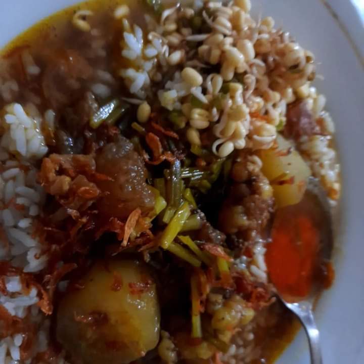 Simbok_Dharmi's tweet photo. RAWON makanan khas Jawa Timur
Dalam sejarahnya adalah bagian dari menu makanan bangsawan sejak sebelum kerajaan Majapahit berdiri..
Sebuah catatan sejarah menunjukkan bahwa sajian rawon sudah ada dan dikonsumsi masyarakat sejak 1000 tahun yang lalu. https://t.co/ZihMYLXkag
