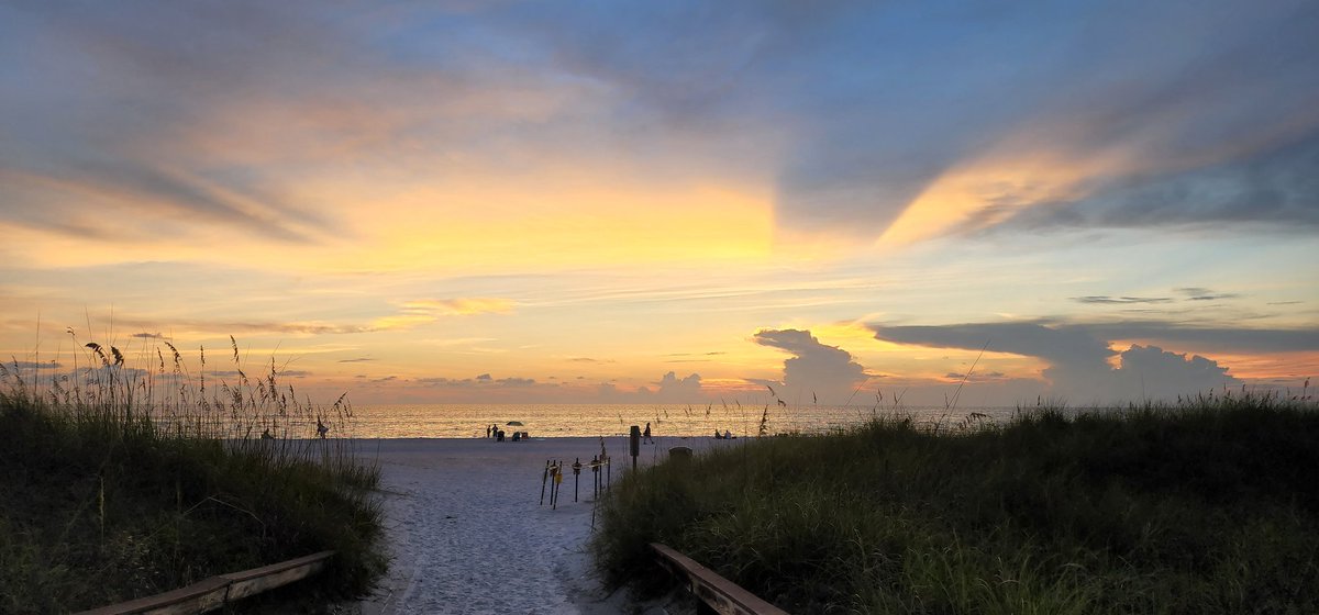 TampaSportsGirl's tweet photo. Got my Sunset.. #Florida #StPete #PassAGrill https://t.co/cWcfE5IjG8