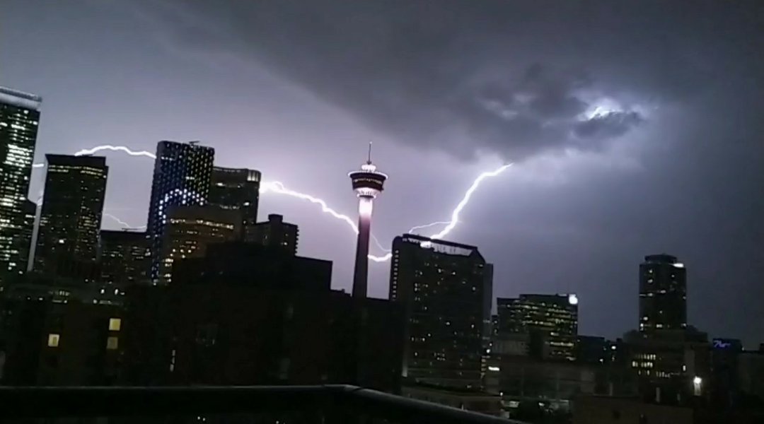 StanfieldTechs's tweet photo. We had a load of AMAZING #abstorm weather pics come through overnight. Thanks to everyone who sent them!
Sent by (in order): Courtnee, @wineandsports, and Jim
#yyc https://t.co/CXsirtAKXt