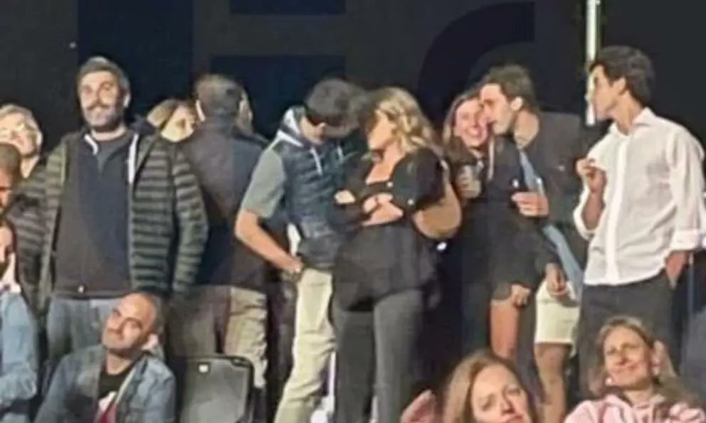 Planoinforma's tweet photo. ¡Está destrozada! Captan a #Shakira tras fotos de #Piqué con su nueva pareja. Parece ser que le ha afectado más de lo que se pensaba. Entérate: https://t.co/iq53PFwZO5 
#Espectáculos https://t.co/1BhbmdDAQR