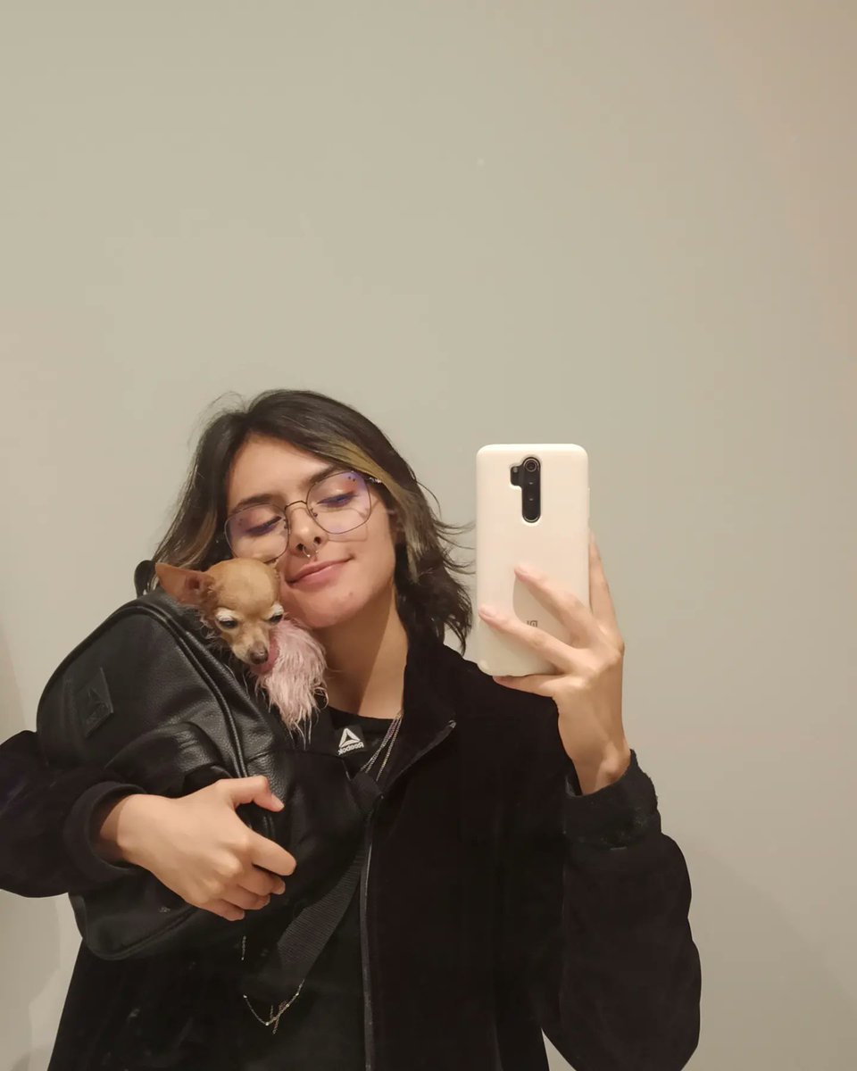 Pelipintadaa's tweet photo. Ustedes dirán que Fresita es fea pero ahí donde la ven toda chiquita, me ha salvado la vida más de una vez :') https://t.co/qUhx4NSXAV