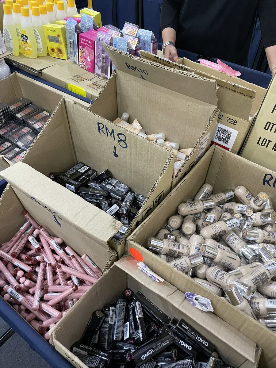 brgsjks's tweet photo. Watsons buat promo kat Ampang Point. Murah gilaaaaa. Tak sure sampai bila. Lipstick RM5-RM10 je. Shampoo pun murah. Semua murah, goooo serbu! https://t.co/X0ymGV3yVC