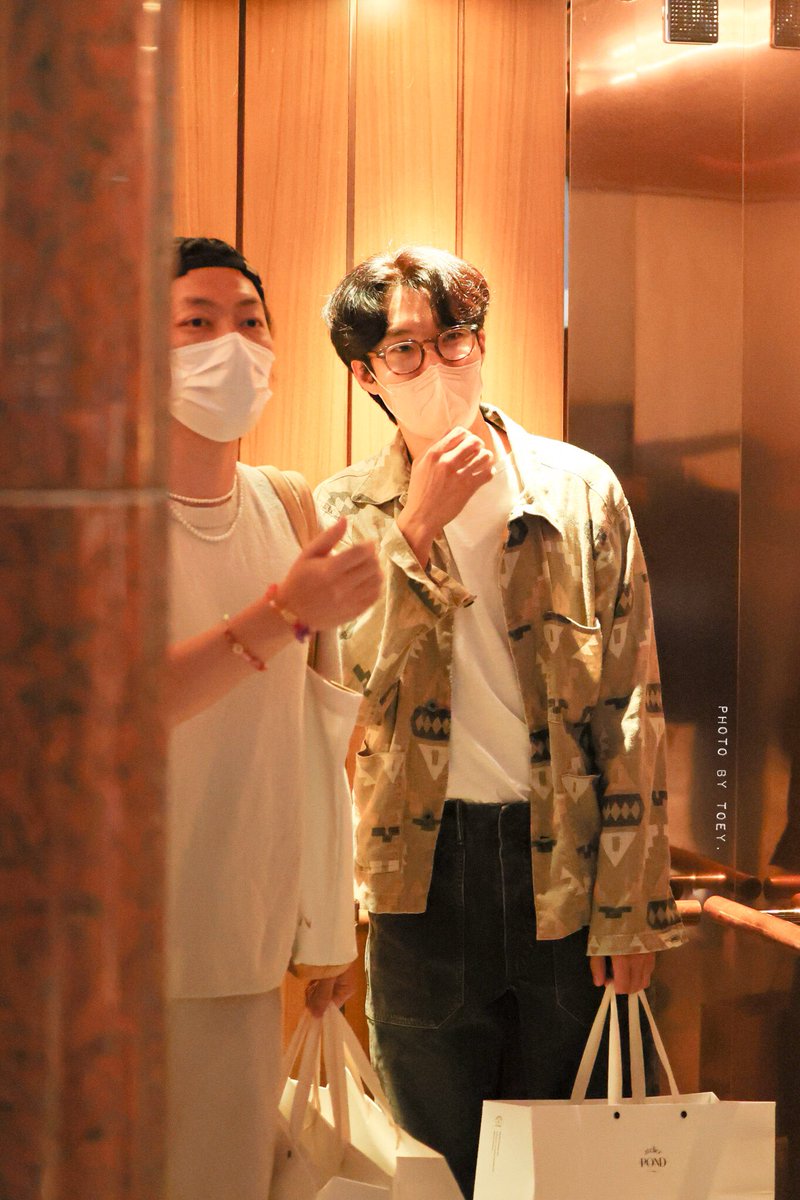 photobytoey's tweet photo. เซอร์ไพร้สุดก็คือคนนี้ ไม่คิดว่าจะได้เจอ ชอบคุณเค้าตั้งแต่ดู Reply ตอนหันไปเห็นคือแบบเห้ยใช่มั้ยๆ จะเข้าไปขอเซลฟี่แต่ไม่ทันเพราะเค้าเข้าลิฟท���ไปแล้ว เค้าเลยชี้ๆบอกว่าจะต้องลงไปแล้วละชูสองนิ้วให้ ตัวจริงน่ารักมากๆเลย สุดแสนจะแต้มบุล 🥳

#รยูจุนยอล #RyuJunYeol #류준열 https://t.co/79JGCm7g1u