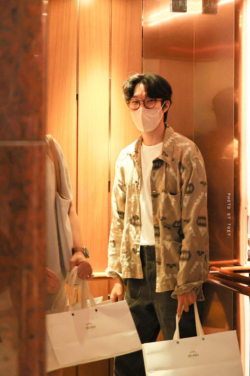 photobytoey's tweet photo. เซอร์ไพร้สุดก็คือคนนี้ ไม่คิดว่าจะได้เจอ ชอบคุณเค้าตั้งแต่ดู Reply ตอนหันไปเห็นคือแบบเห้ยใช่มั้ยๆ จะเข้าไปขอเซลฟี่แต่ไม่ทันเพราะเค้าเข้าลิฟท���ไปแล้ว เค้าเลยชี้ๆบอกว่าจะต้องลงไปแล้วละชูสองนิ้วให้ ตัวจริงน่ารักมากๆเลย สุดแสนจะแต้มบุล 🥳

#รยูจุนยอล #RyuJunYeol #류준열 https://t.co/79JGCm7g1u