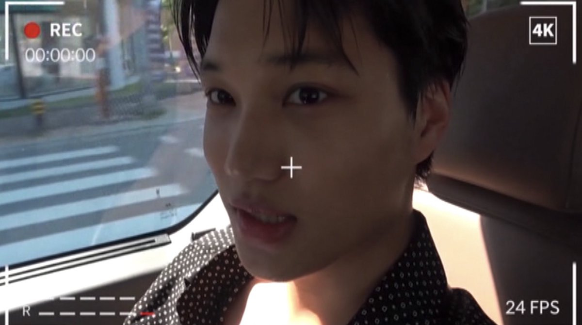얘들아 카이 땀나서 촉촉한거 너무 예쁘지