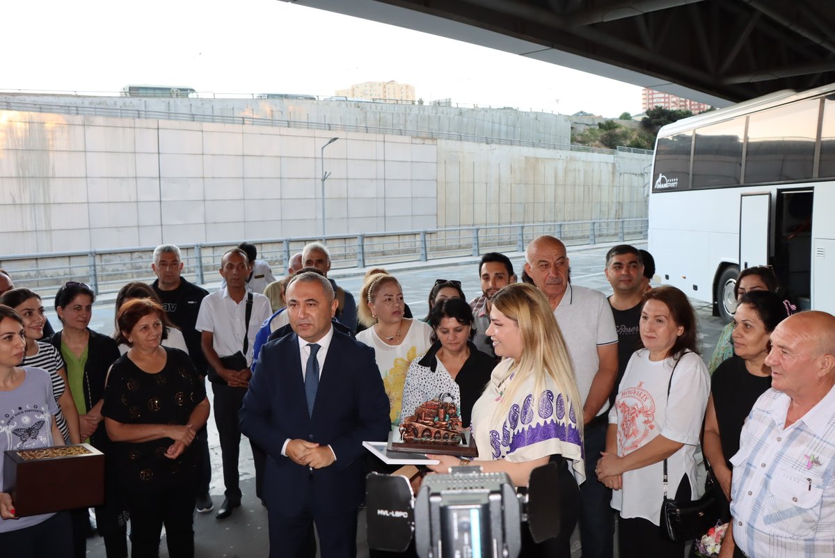 MDDTAzerbaijan's tweet photo. Dövlət Avtomobil Nəqliyyatı Xidmətinin təşkil etdiyi müntəzəm avtobus marşrutu ilə Şuşaya 10000-ci sərnişin səfər edib.
Daha ətraflı məlumat: https://t.co/7jVePFELK4
#MDDTAzerbaijan #RİNNAzərbaycan #DANX #YolumuzQarabağa https://t.co/AhlVPVWzpL