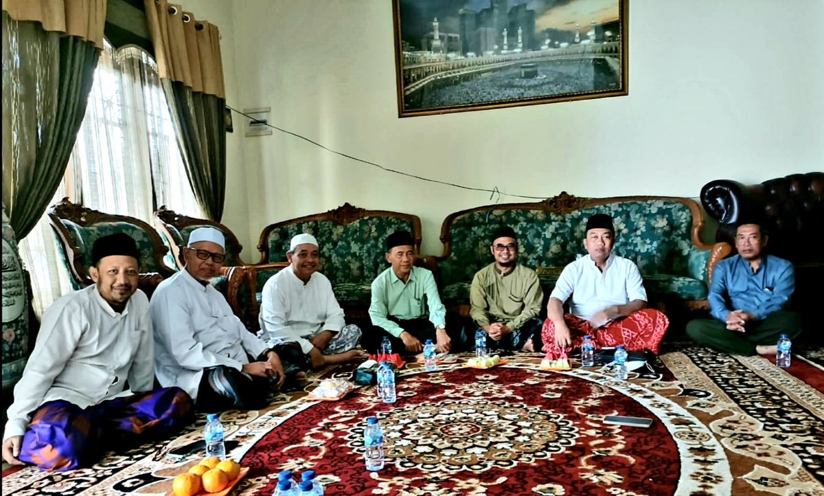 hakimjayli's tweet photo. The Sarongs...
(Kayaknya Bagus ya kalo dibuat judul Film) cc Mas @motulz
#LatePost Bersama Kiai Abdu (KH Abdul Adzim) #PondokKepang, Mas Kholil Nawawi @sidogiri dan pengurus @pwnujatim, saat takziyah #PakGuru KH Syafrudin Syarif, sosok Syuriyah-Organisatoris @nahdlatululama https://t.co/S9BDuCvzQE