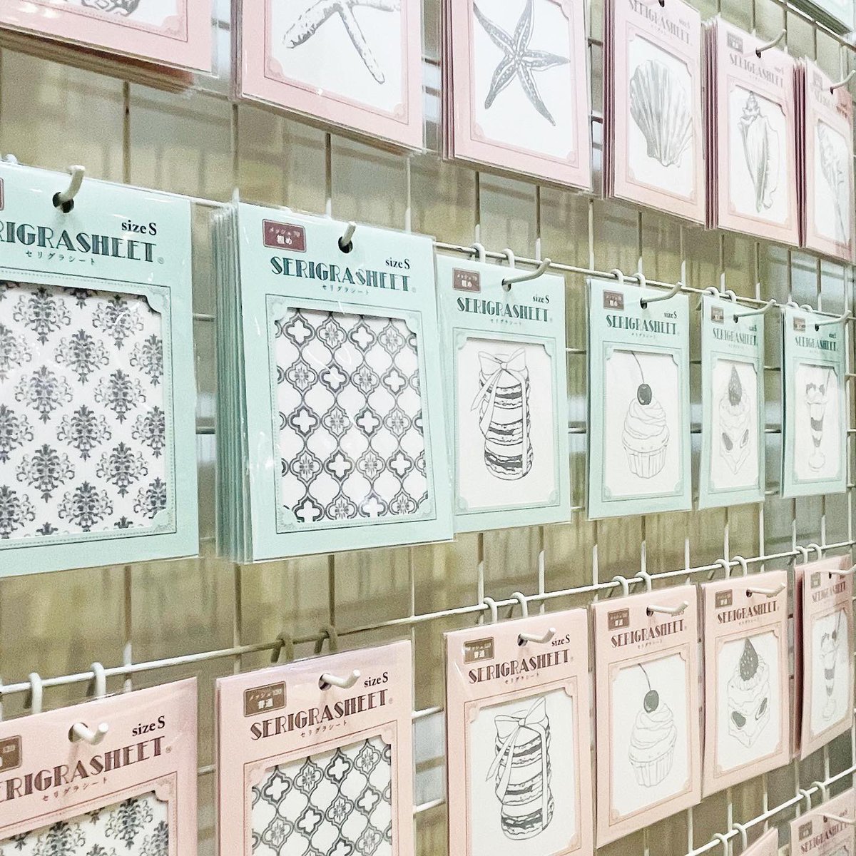 serigrasheet's tweet photo. 明日から開催の「JAPAN DIY HOMECENTER SHOW 2022」の搬入に行ってきました♪

8月25日(木)〜27日(土)
会場：幕張メッセ国際展示場４・５・６ホール
ブース：M-18(ミニ小間)
ブース名：株式会社ミラクルズ

#セリグラフィー
#セリグラシート
#ハンドメイド
#ホビー
#DIY
#シルクスクリーン
@DIYHCSHOW https://t.co/VnG26KSVvB