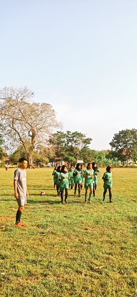Jika kamu tidak mengejar apa yg kamu inginkan maka orang lain yg akan mendapatkan nya..