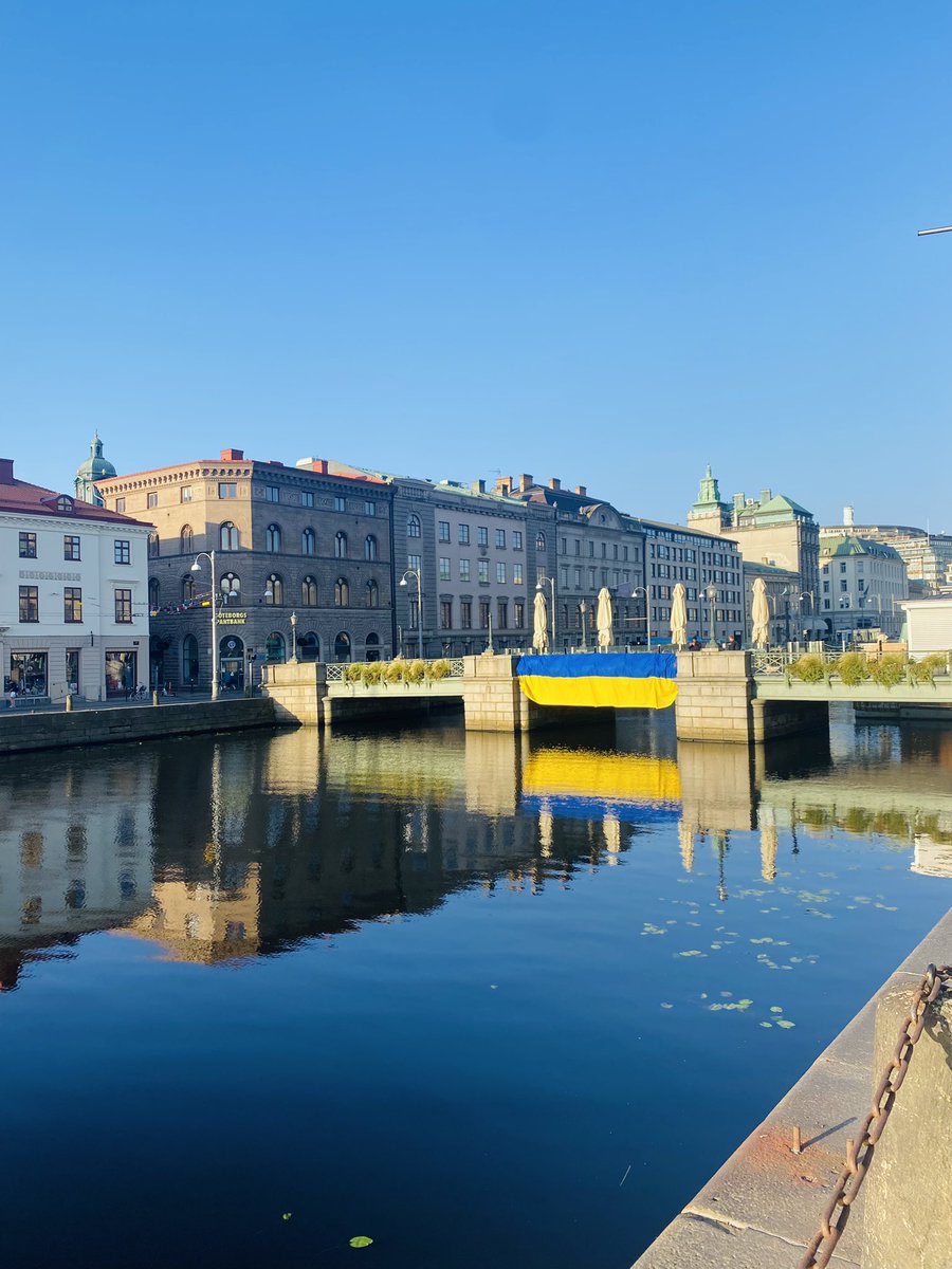 SMohamsson's tweet photo. Lite valrörelseaktivism. Eftersom staden har slutat flagga, så flaggar vi. 

Ukraina fira 31-årsdagen av sin självständighet, vilket också markerar sex månader sedan Rysslands invasion. https://t.co/48wqpXSKPA