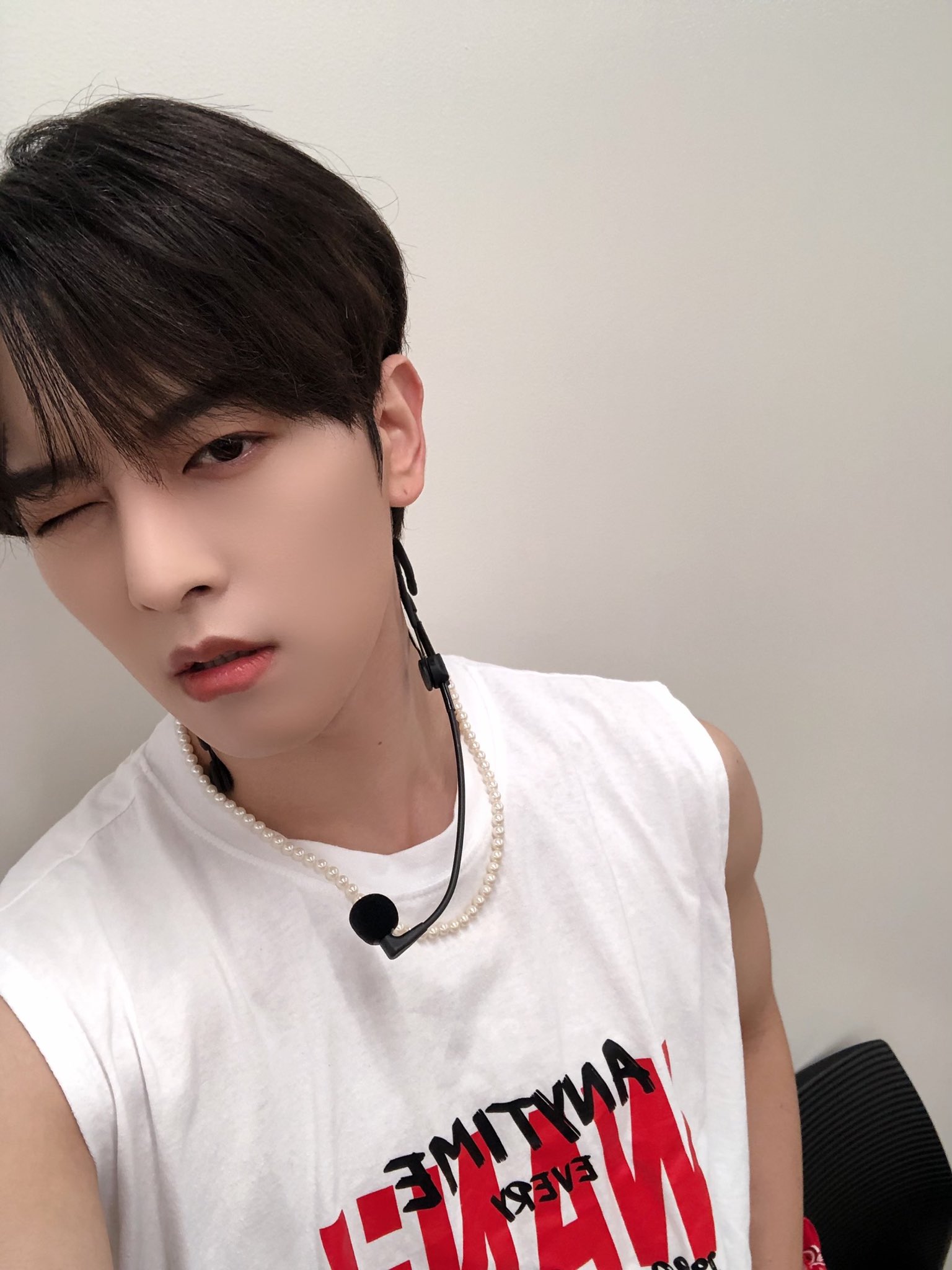 ONEUS on Twitter: “[#RAVN] 🌹🔥 🐈‍⬛ https://t.co/Gs752Dy8ig” / Twitter