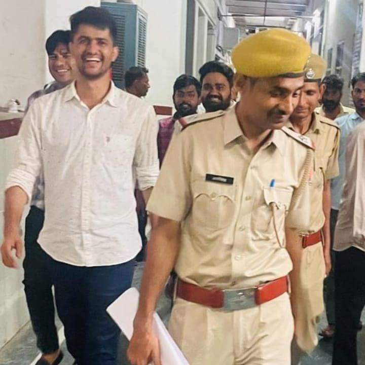 MaghrajRlp's tweet photo. आज पुनः रात के 2 बजे खुले जेल के दरवाजे 
जयपुर युनिवर्सिटी 
Power of Jaat 👑🤘❤️ #NirmalChoudharyRU #hanumanbeniwal 
#RLP #Jaipur https://t.co/WaAuUmjJX3