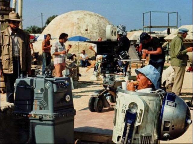 R2-D2 prenant un casse croûte entre deux scènes, 1977