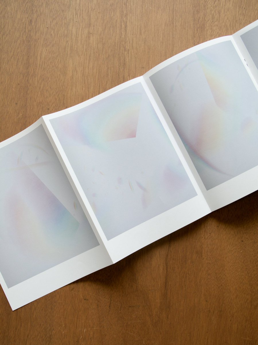 오희원 작가의 개인전 이미지와 김리윤 시인의 글 「불투명한 빛을 투명하게 걸어두기」로 구성된 도록 『rays Blooming』(오희원 | OL PRESS | 15,000원)이 새로 들어왔습니다.