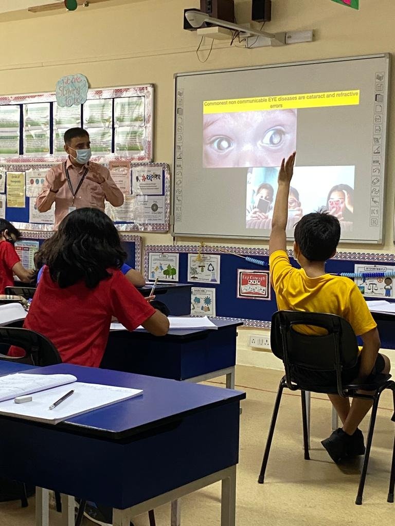 tina_santilli's tweet photo. Dr. K visited @ecolemondiale to support the Grade 5 learners with their inquiry into diseases #inquiry #ecolemondialeworldschool https://t.co/69fbTK5ZmE