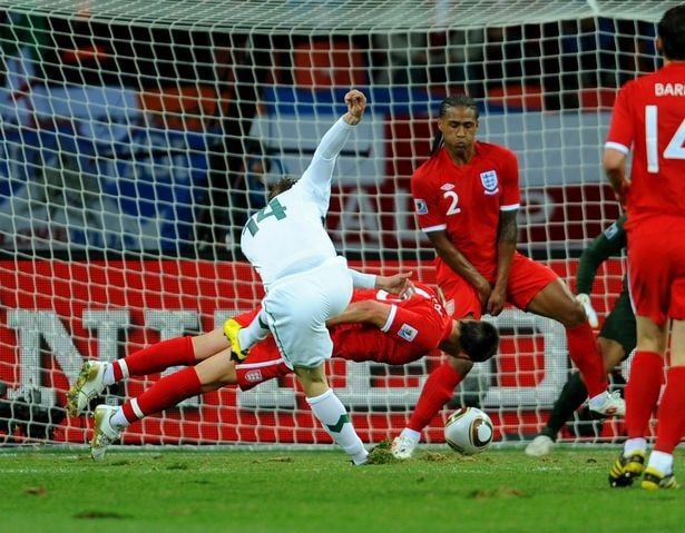 FrankKhalidUK's tweet photo. These 2 photos show you all you need to know about who is the better defender. @JohnTerry26 would put his body on the line every time. https://t.co/6oyG8AvUFO