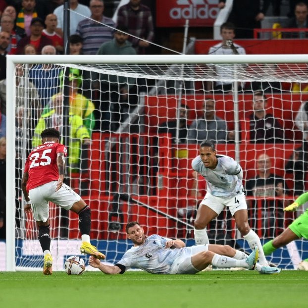 FrankKhalidUK's tweet photo. These 2 photos show you all you need to know about who is the better defender. @JohnTerry26 would put his body on the line every time. https://t.co/6oyG8AvUFO