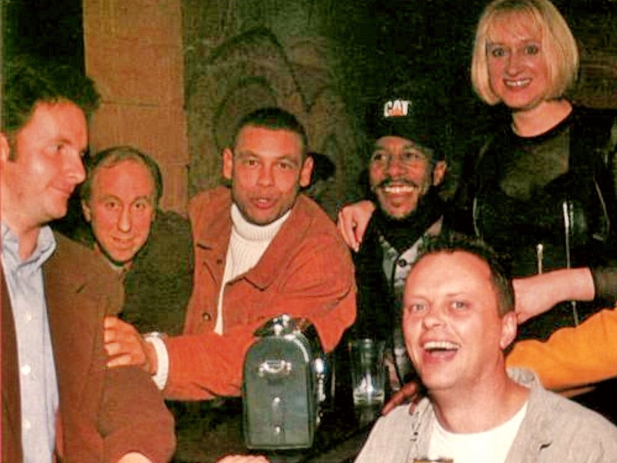 CBarrieFans's tweet photo. Throwback Tuesday #chrisbarrie #actor #impressionist #comedian #RedDwarf #arnoldrimmer #hologram #theOGhologram #normanlovett #hattiehayride #holly #craigcharles #davelister #human #dannyjohnjules #cat #robertllewellyn #kryten #mechanoid #dimensionjump #convention #fans https://t.co/NPYvG3eQll