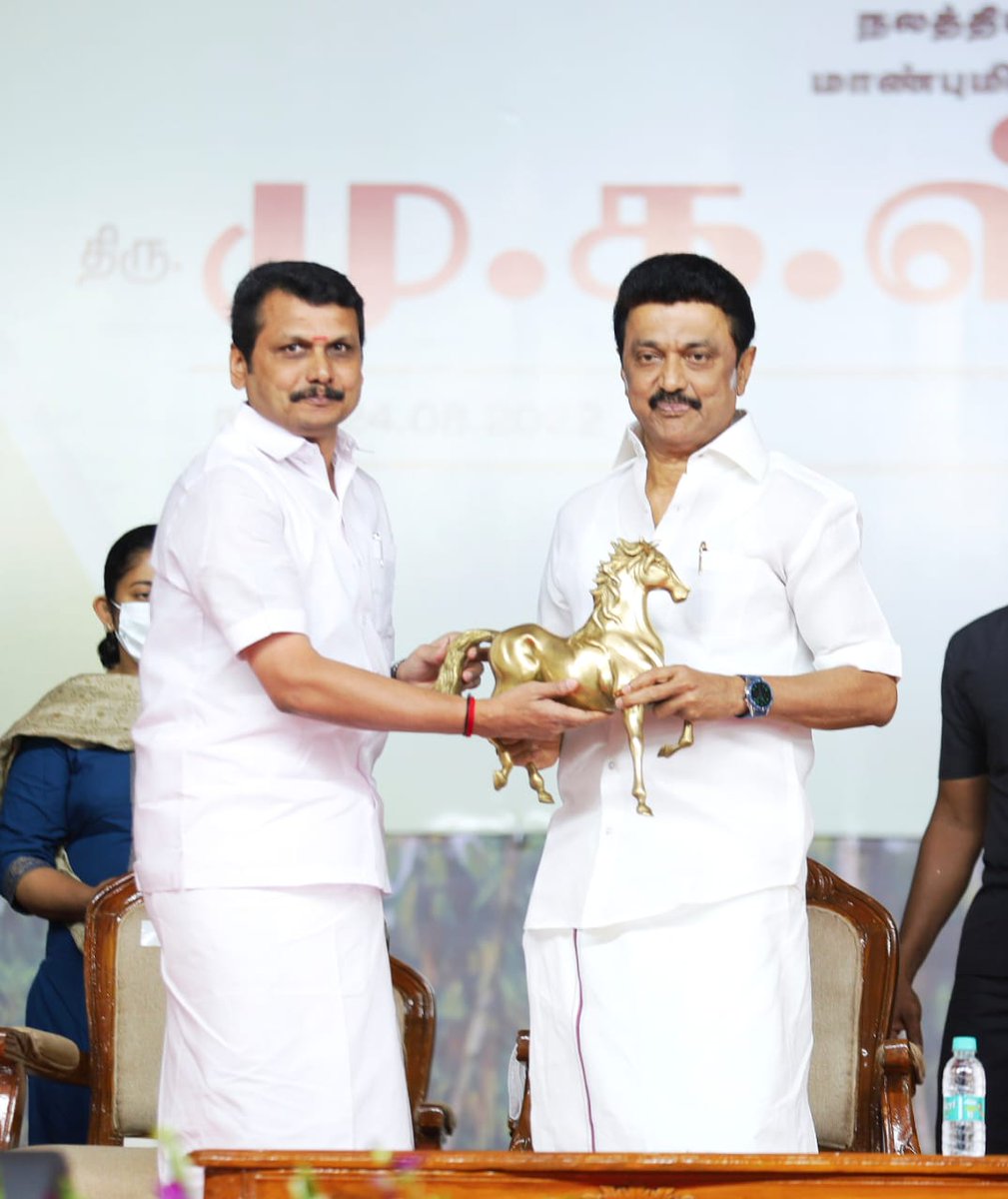 V_Senthilbalaji's tweet photo. கோவை மாவட்டத்தில், நலத்திட்ட உதவிகள் வழங்கும் விழாவிற்கு தலைமையேற்���ு பேருரையாற்றும், நாடு போற்றிட நல்லாட்சி புரியும், மாண்புமிகு தமிழ்நாடு முதலமைச்சர் தளபதி @mkstalin அவர்களுக்கு, நினைவு பரிசினை வழங்கிய உன்னத தருணத்தில். #KovaiWelcomesCMStalin https://t.co/qzk8Rl39UL