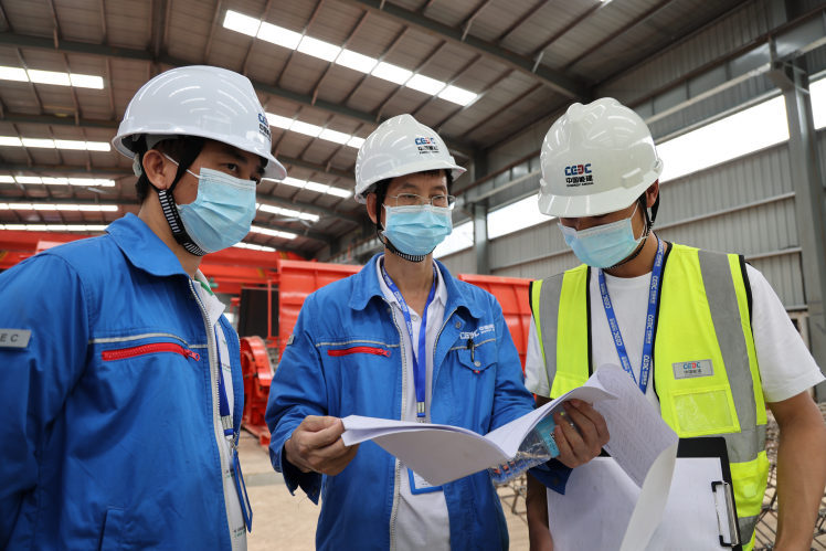 LuKeyu_CEEC's tweet photo. The project site is being routinely inspected, and my colleagues are carefully checking the drawings with attention to every detail, holding themselves to the highest of standards. #StaffMoment https://t.co/Rp7KROu2ds