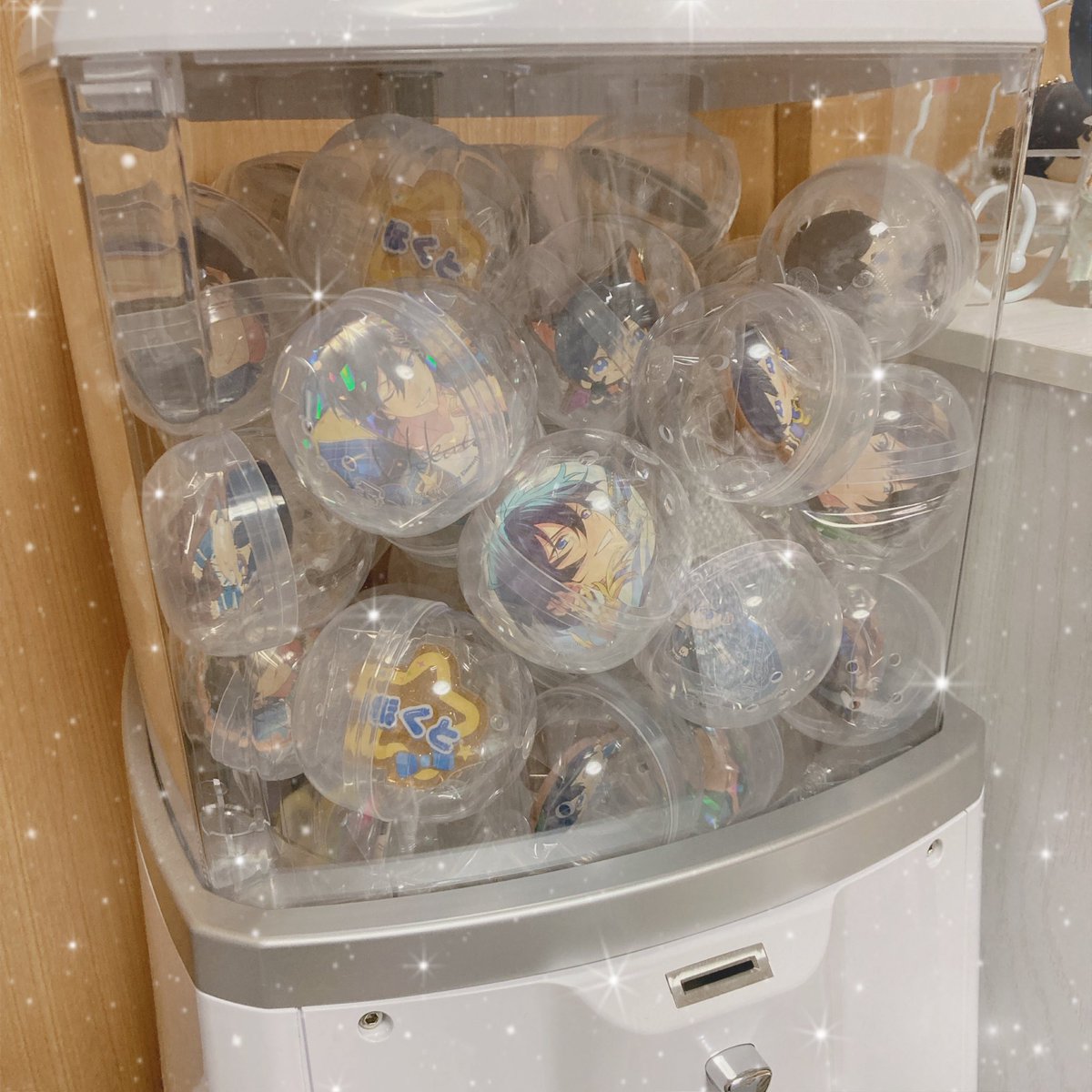 HA__TUKARETA2's tweet photo. ガチャガチャ、推し確定だし(？)グッズ収納もできるし貯金箱にもなるしガチャガチャやりたい欲満たしてく���るしオススメなので買ってくださいどうぞ https://t.co/AVueNTk4kq